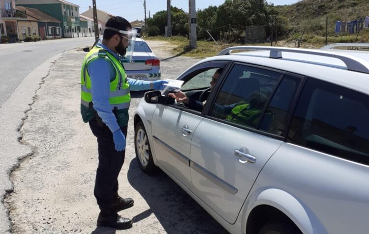 GNR de Peniche entrega máscaras a condutores