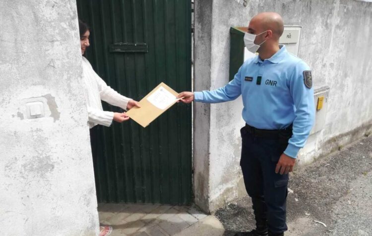GNR entrega materiais da escola em casa de alunos sem computador
