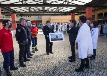 Forças de segurança e bombeiros homenageiam profissionais de saúde