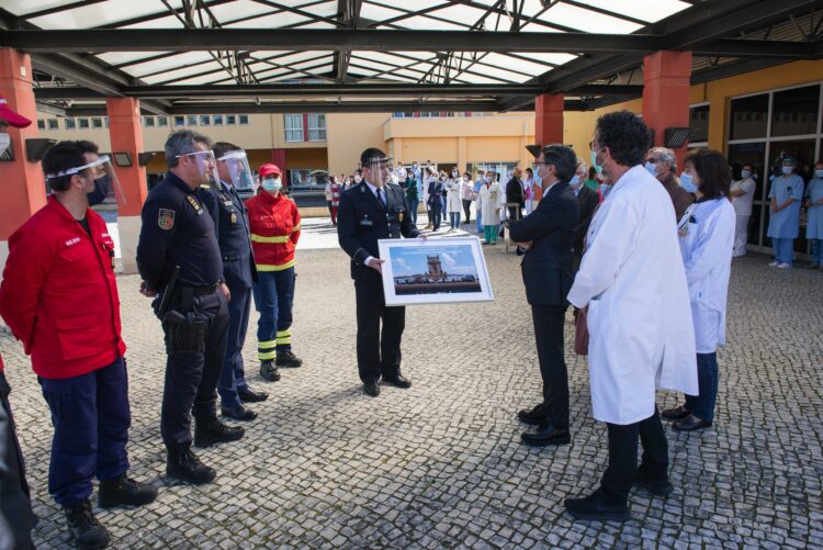 Forças de segurança e bombeiros homenageiam profissionais de saúde