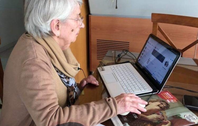 Contacto entre idosos e famílias à distância de uma vídeo-chamadas.