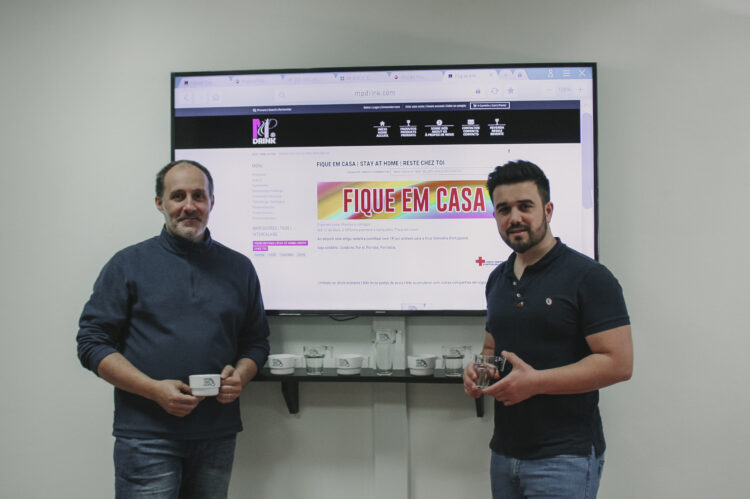 Canecas solidárias ajudam Cruz Vermelha Portuguesa