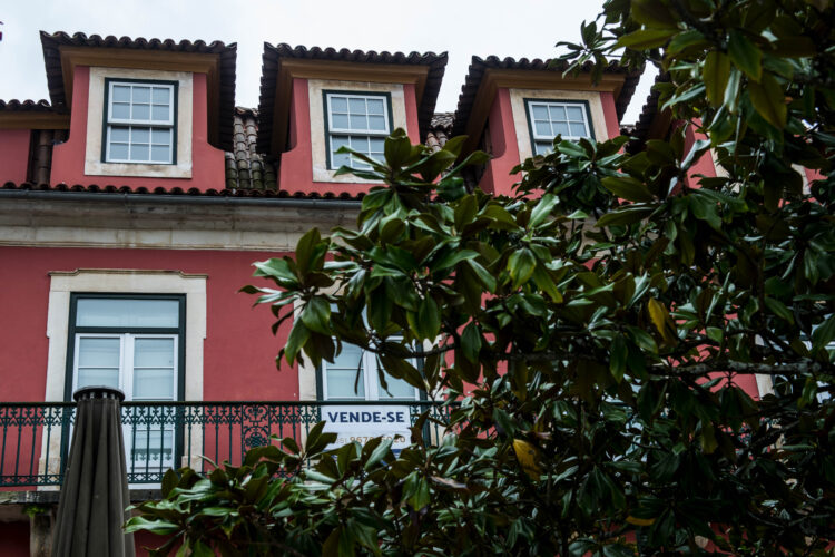 Imobiliário: procura parada e clientes a desistir de negócios