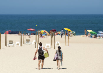 Acesso a praias disponível para prática de desportos náuticos na segunda-feira