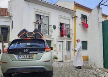 Visita pascal em carrinha de caixa aberta, de carro ou a pé