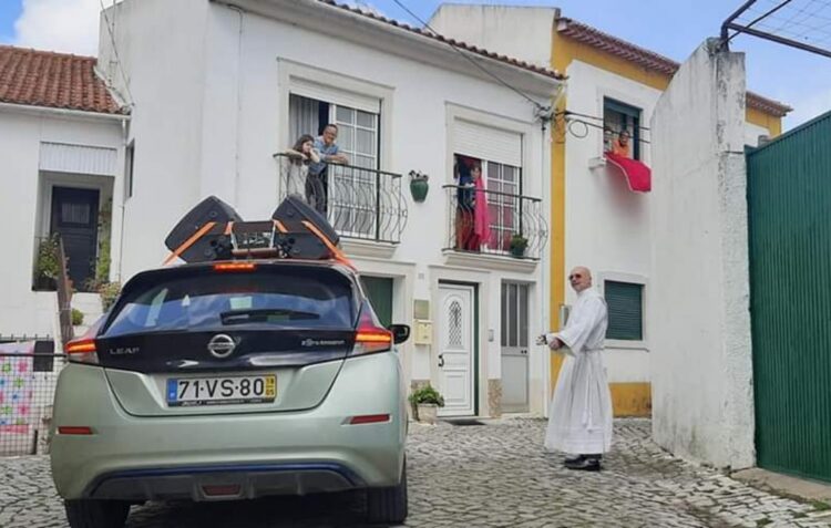 Visita pascal em carrinha de caixa aberta, de carro ou a pé