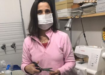 As máscaras que Maria José costura, a Marinha Grande que ajuda e a comida do amor para médicos e enfermeiros