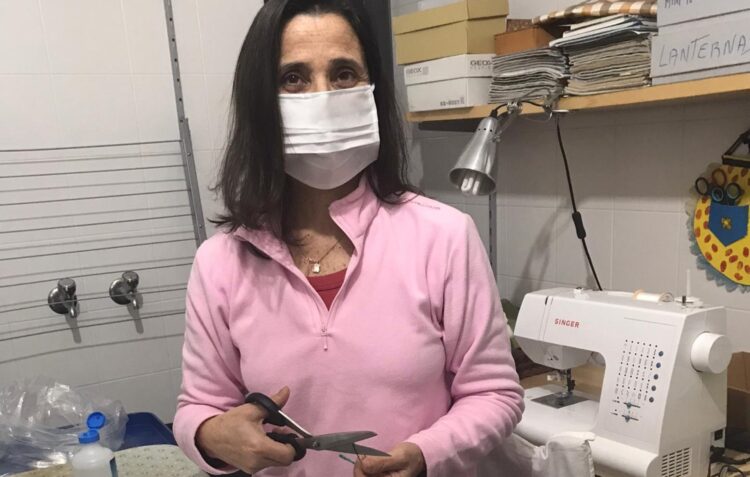 As máscaras que Maria José costura, a Marinha Grande que ajuda e a comida do amor para médicos e enfermeiros