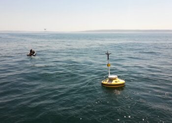 Bóia transmissora das condições de mar instalada ao largo de São Martinho do Porto