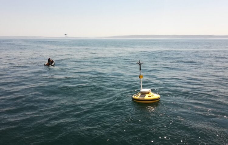 Bóia transmissora das condições de mar instalada ao largo de São Martinho do Porto
