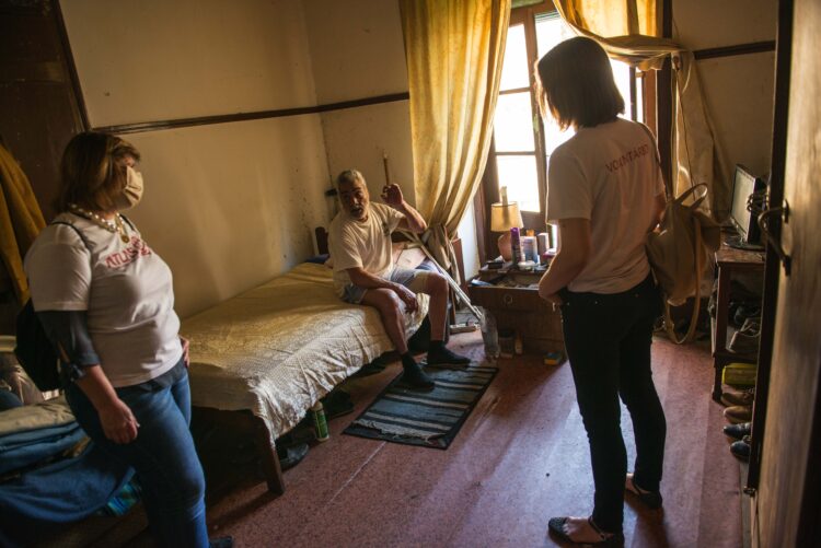 “É a solidão no meio da multidão. Atrás da porta há sempre uma história”
