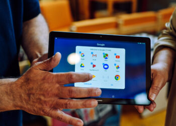 Caldas distribui tablets, computadores e acesso à internet a alunos
