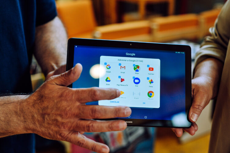 Caldas distribui tablets, computadores e acesso à internet a alunos