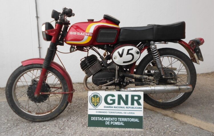 GNR detém jovem a conduzir ciclomotor com matrícula falsa