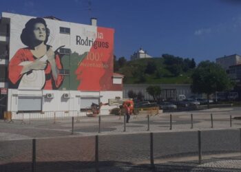 Porto de Mós ganha mural de homenagem  a Amália por iniciativa de emigrante