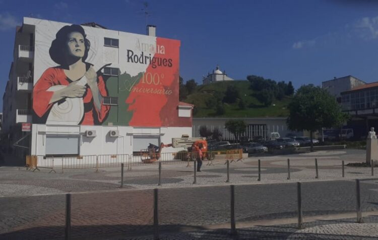 Porto de Mós ganha mural de homenagem a Amália por iniciativa de emigrante