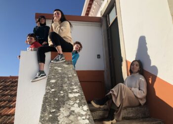 Alunas fazem reflexão artística a partir da História dos Plásticos