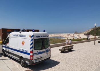 Praticante de  bodyboard em dificuldades resgatado na praia das Paredes