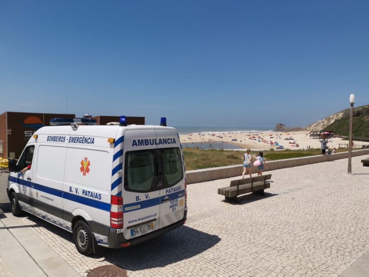 Praticante de bodyboard em dificuldades resgatado na praia das Paredes