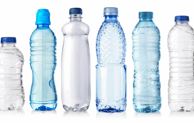 Chega a Leiria a máquina que dá dinheiro a quem reciclar garrafas de plástico