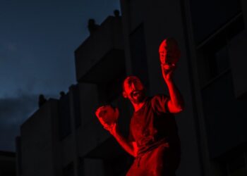Estado de Excepção, terá, este fim-de-semana, três apresentações em lares e na rua