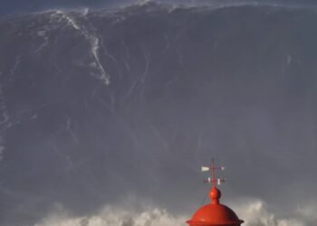 Há um surfista que liga a onda gigante da Nazaré ao título do Liverpool