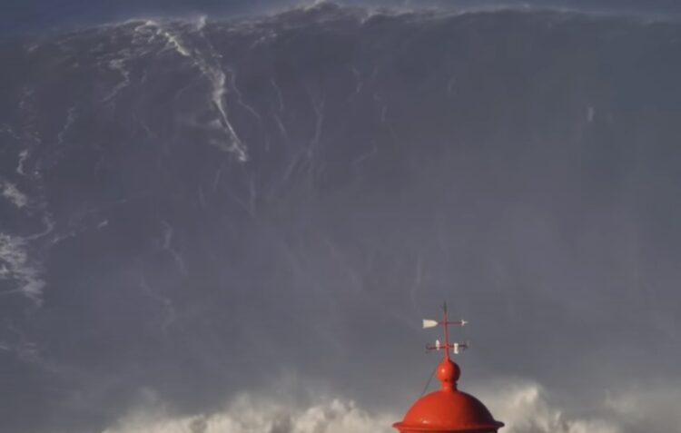 Há um surfista que liga a onda gigante da Nazaré ao título do Liverpool