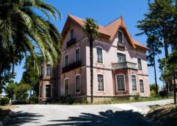 Residência artística de escultura em pedra marcado para a Villa Portela