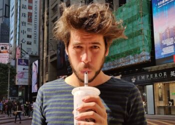 Conheça o youtuber que vai à mesa