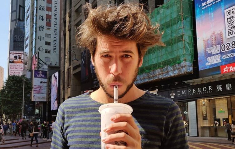 Conheça o youtuber que vai à mesa