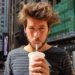 Conheça o youtuber que vai à mesa