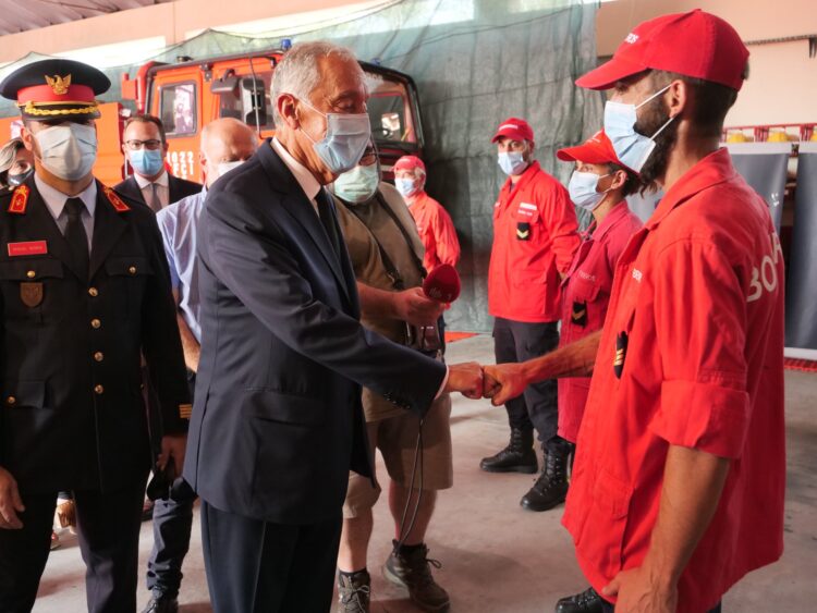 Presidente da República visita família e corporação de bombeiro morto em incêndio de Leiria