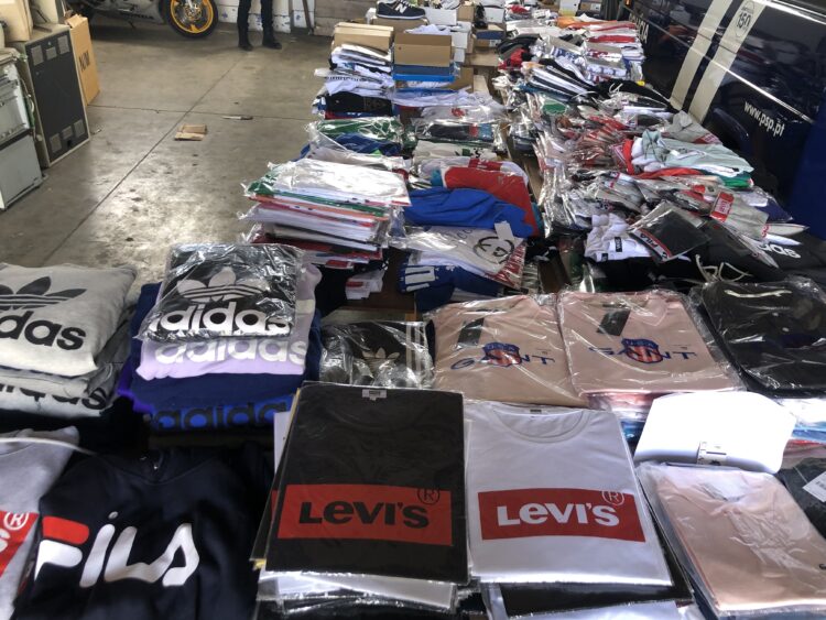 Leiria: mais de mil peças apreendidas e quatro pessoas detidas por venda de produtos contrafeitos