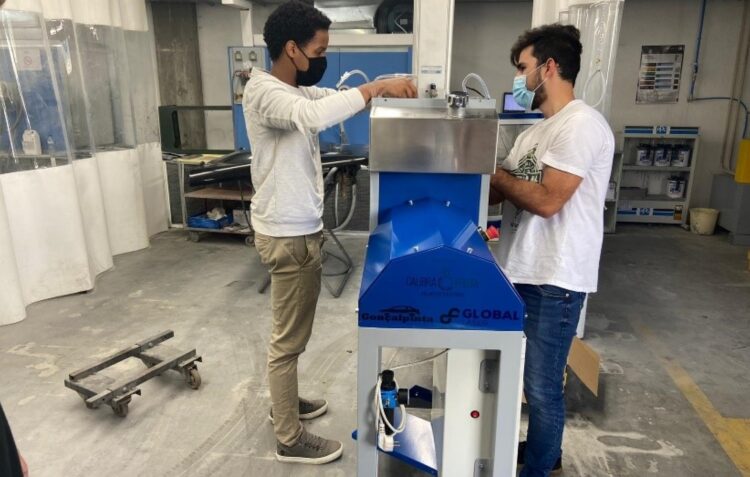 Alunos da ETAP criam compactador de latas de tinta