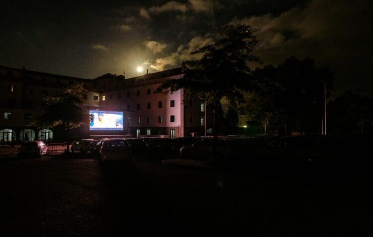 Cinema em modo drive-in está de volta a Fátima