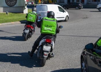 Luta pelo território da Uber Eats em Leiria: gestor de estafetas acusa concorrentes de fuga ao IVA