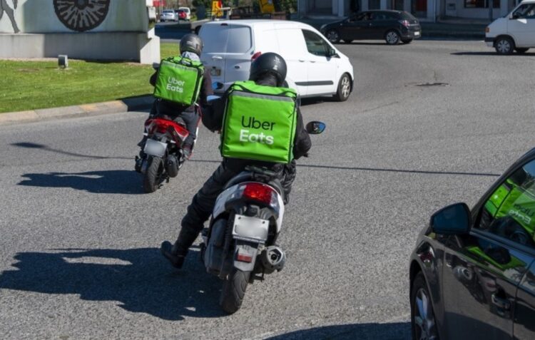 Luta pelo território da Uber Eats em Leiria: gestor de estafetas acusa concorrentes de fuga ao IVA