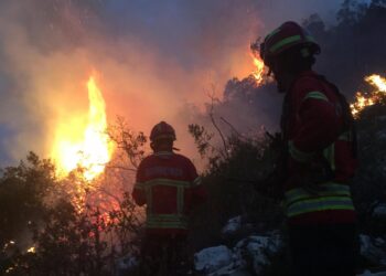 Incêndio do Arrabal “em resolução” depois do reacendimento desta manhã