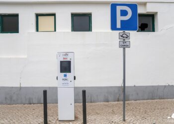 Primeiro posto de carregamento de carros eléctricos da Nazaré foi instalado junto ao Mercado Municipal