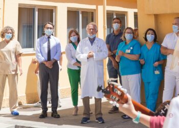Aplausos de agradecimento na despedida Bilhota Xavier do  hospital de Leiria