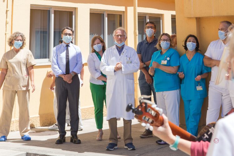 Aplausos de agradecimento na despedida Bilhota Xavier do hospital de Leiria