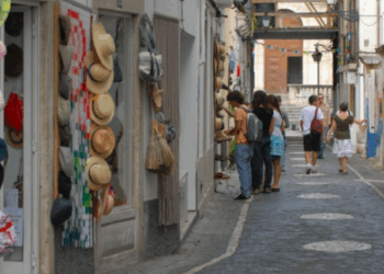 Pintura de mural fecha rua direita de Leiria
