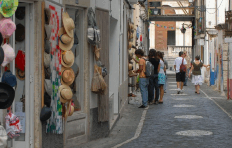 Pintura de mural fecha rua direita de Leiria