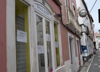 Rua direita pode fechar  ao trânsito para abrir esplanadas