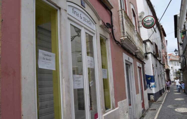 Rua direita pode fechar ao trânsito para abrir esplanadas