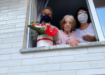 A D. Etelvina fez 102 anos e a festa foi à janela
