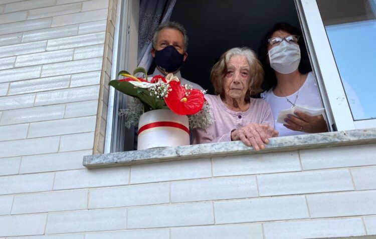 A D. Etelvina fez 102 anos e a festa foi à janela