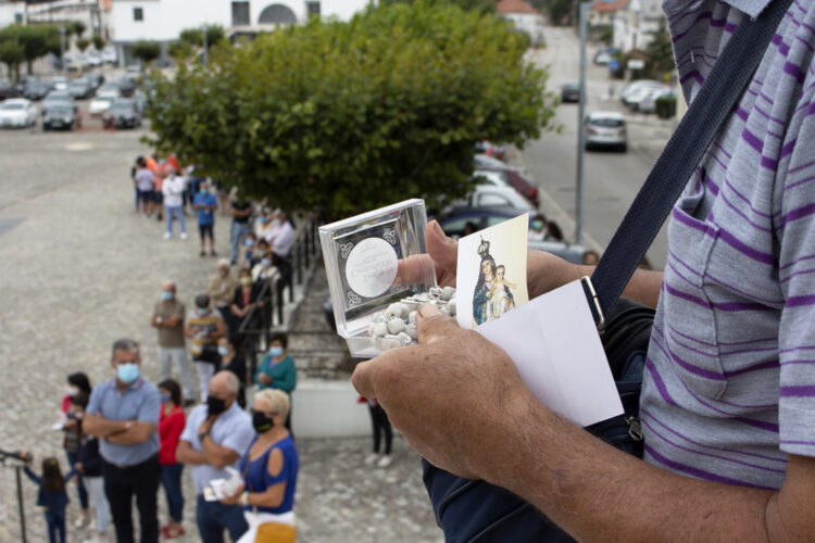 Paróquia de São Mamede celebra centenário com terço em pedra