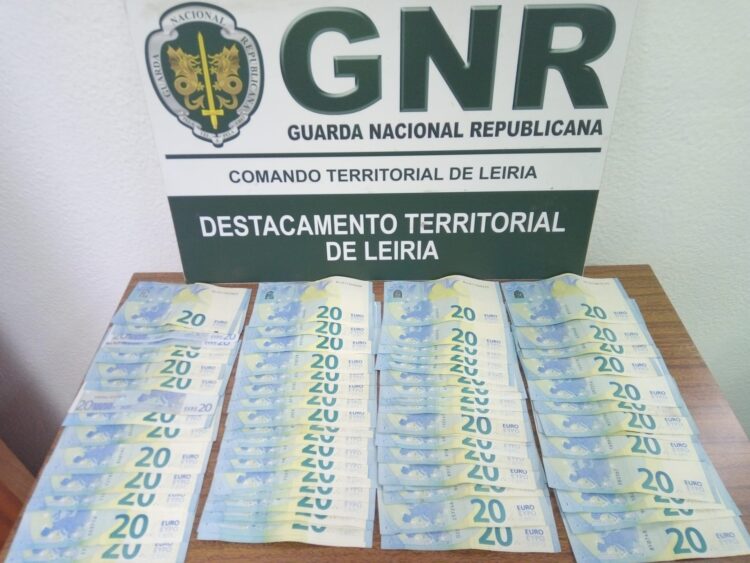 Empregada da limpeza furta 2.000 euros de banco e é apanhada pela videovigilância