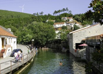 Grupo de amigos limpa rio Lis nas Fontes